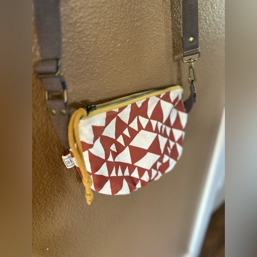Rachel Elise Geometric Patterned Crossbody Bag Date Purse - Bow Tie Terra Cotta - Picture 5 of 15